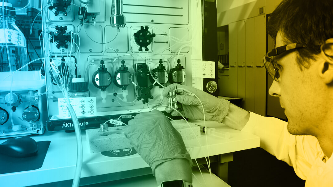 Mann montiert an einer chemischen Analysegerät