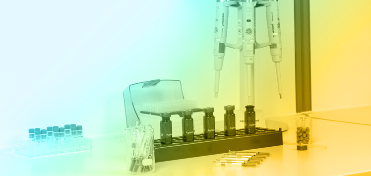 Flaschen und Pipettierhilfe